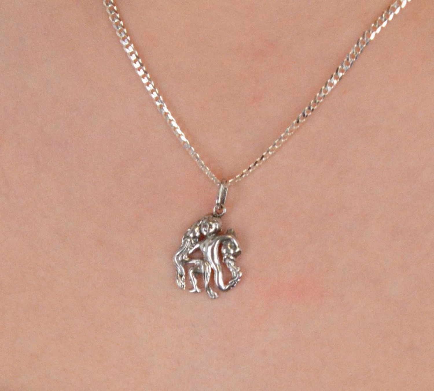 Zawieszka srebrna WODNIK srebro próba 925, AP18-073 WODNIK Elegancka zawieszka srebrna z symbolem Wodnika, wykonana z srebra próby 925, to doskonała biżuteria dla osób urodzonych pod 1.jpg